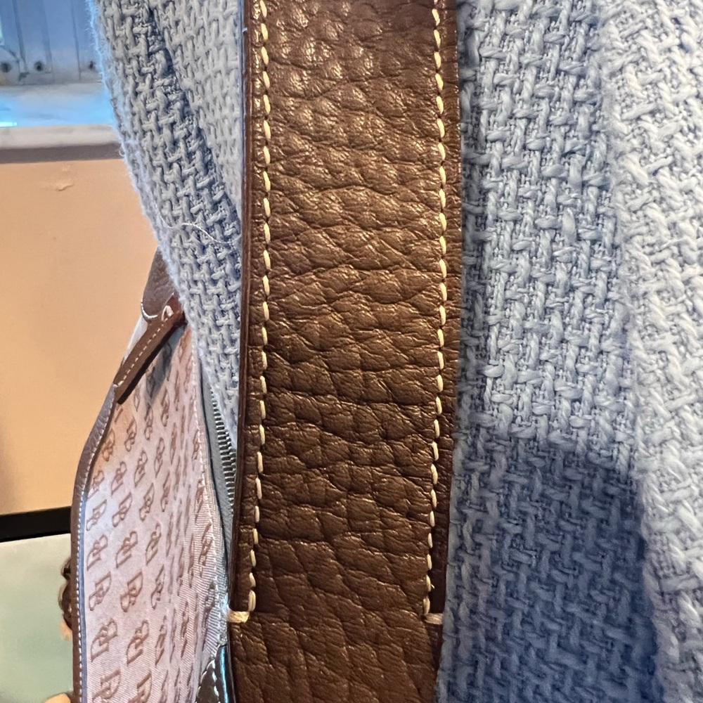 Small shoulder Classic Dooney and Burke